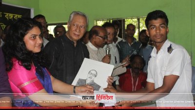 ছবি আঁকার প্রতিযোগিতায় বিজয়ীরা 