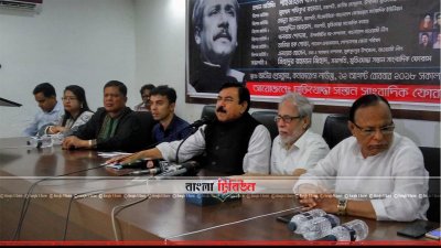 জাতীয় প্রেসক্লাবে সংবাদ সম্মেলনে কথা বলছেন নৌমন্ত্রী শাজাহান খান