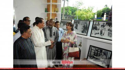 খুলনা বেতার চত্বরে বঙ্গবন্ধু ভাস্কর্য উদ্বোধনকালে তথ্যমন্ত্রী ও তথ্য প্রতিমন্ত্রী