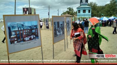 বঙ্গবন্ধুর ছবির প্রদর্শনী নিয়ে কৌতূহলী কক্সবাজারে বেড়াতে পর্যটকরা