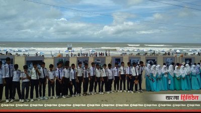 বঙ্গবন্ধুর দুর্লভ ছবি দেখতে শিক্ষার্থীদের ভিড় 