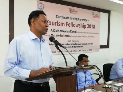 এভিয়েশন বিষয়ে সাংবাদিকদের ফেলোশিপ প্রদান অনুষ্ঠানে প্রধান অতিথির বক্তব্য রাখছেন বেসামরিক বিমান পরিবহন ও পর্যটন সচিব মহিবুল হক