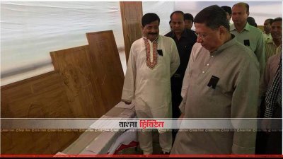 বঙ্গবন্ধুকে নিয়ে কাঠের চিত্রকর্ম দেখছেন দর্শনার্থীরা