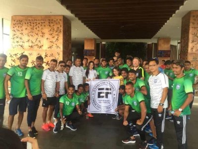 ইন্দ্রি ফাউন্ডেশনের কর্মকর্তাদের সঙ্গে বাংলাদেশ ফুটবল দল