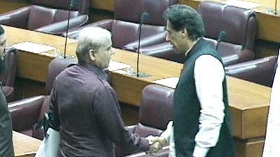 সংসদে ইমরান খান ও শাহবাজ শরিফের করমর্দন