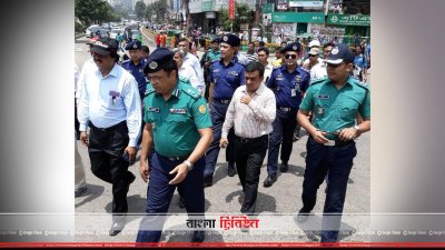 ট্রাফিক ব্যবস্থার ত্রুটি খুঁজতে রাস্তায় কর্মকর্তারা