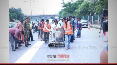 রাজধানীতে সড়কে আঁকা হচ্ছে পথচারী পারাপার নির্দেশিকা