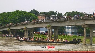 গরুসহ ট্রলারটি ডুবে যাওয়ার পর ফায়ার সার্ভিস ও ডুবুরিরা উদ্ধার তৎপরতা চালাচ্ছে