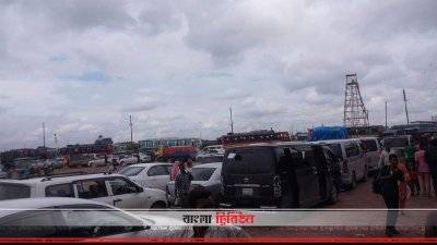 শিমুলিয়া-কাঁঠালবাড়ী নৌরুটে পারাপারের অপেক্ষায় থাকা গাড়ি