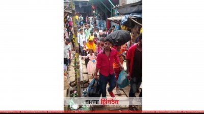 শিমুলিয়া-কাঁঠালবাড়ী নৌরুটের যাত্রীরা পারাপারের জন্য ফেরিতে উঠছে