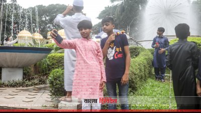 নামাজ শেষে সেলফি তুলছে শিশুরা