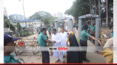 অতিরিক্ত নিরাপত্তা, জাতীয় ঈদগাহের ভেতরে ফাঁকা বাইরে ভিড়