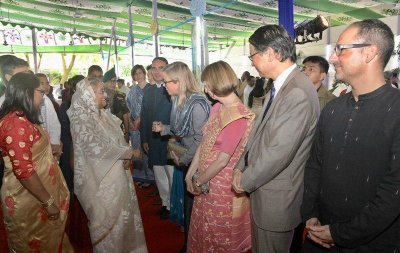 বিদেশি কূটনীতিকদের সঙ্গে শুভেচ্ছা বিনিময় করেন প্রধানমন্ত্রী