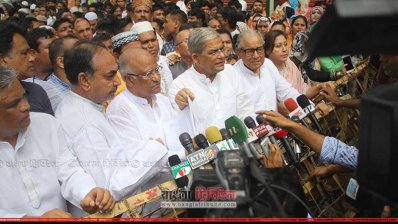 সাংবাদিকদের সঙ্গে কথা বলছেন বিএনপি মহাসচিব মির্জা ফখরুল ইসলাম আলমগীর