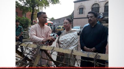 গণমাধ্যমের সঙ্গে কথা বলছেন সেলিমা ইসলাম