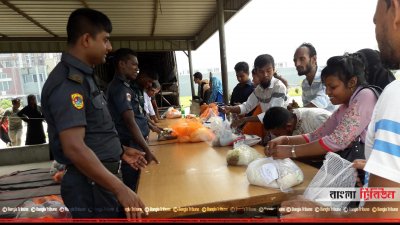 কেন্দ্রীয় কারাগারে বন্দিদের জন্য নিয়ে আসা খাবার কর্তৃপক্ষের কাছে দিচ্ছেন স্বজনরা