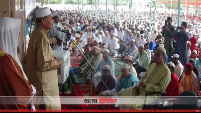 ঈদের নামাজের আগ মুসল্লিদের উদ্দেশে বক্তব্য রাখছেন এরশাদ