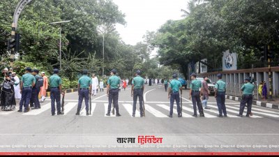 নিরাপত্তার দায়িত্বে থাকা পুলিশ