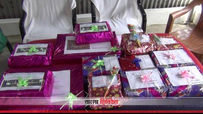 ঈদে বিজিবি ও বিএসএফ এর মধ্যে ফুল ও মিষ্টি বিতরণ
