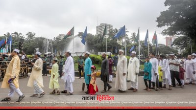 জাতীয় ঈদগাহে ঈদের জামাত পড়তে আসা লোকজনের লাইন