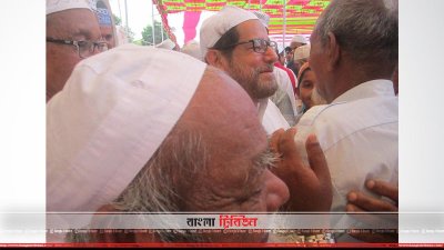 ঈদের নামাজ শেষে কোলাকুলি করছেন মন্ত্রী