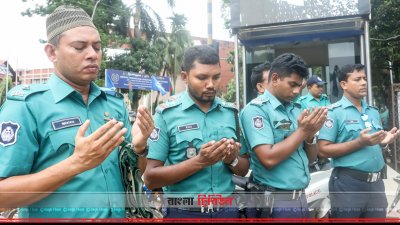 দায়িত্বের ফাঁকে পুলিশ সদস্যরাও মোনাজাতে অংশ নেন