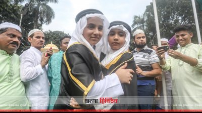 ঈদের জামাত পড়তে আসা শিশুরা