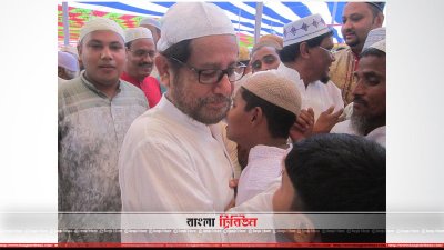 ঈদের নামাজ শেষে কোলাকুলি করছেন মন্ত্রী