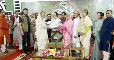 গণভবনে নেতাকর্মীদের সঙ্গে শুভেচ্ছা বিনিমিয়
