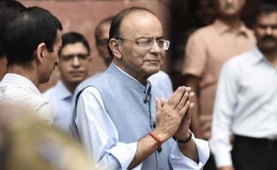 তিন মাস পর অফিসে ফিরে কর্মকর্তাদের শুভেচ্ছা জানান অরুন জেটলি