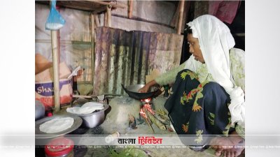 কিছু একটা হলেও ঈদের খাবার বানাচ্ছেন রোহিঙ্গা নারী 