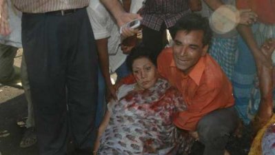 গ্রেনেড হামলায় আহত আইভি রহমানকে হাসপাতালে নেওয়া হচ্ছে (ফাইল ছবি)