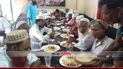 ইমাম-মুয়াজ্জিনরা খাচ্ছেন (ছবি- প্রতিনিধি)