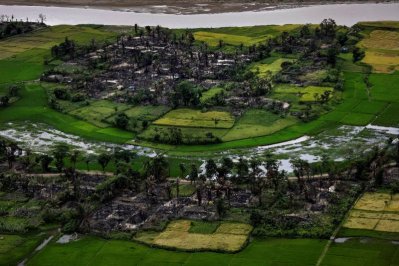 রাখাইনের আগুনে পোড়া একটি গ্রাম (ছবি: রয়টার্স)