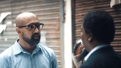 নাটকের একটি দৃশ্যে জন কবির