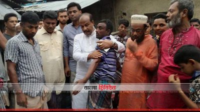স্বজনহারাদের সান্ত্বনা দিচ্ছেন স্থানীয় সাংসদ (ছবি- প্রতিনিধি)