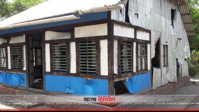 ঘর-বাড়িতে ভাঙচুর করা হয়