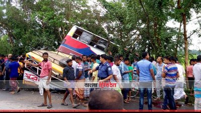 রাস্তার পাশে পড়ে আছে দুর্ঘটনাকবলিত বাস ও লেগুনা (ছবি- প্রতিনিধি)