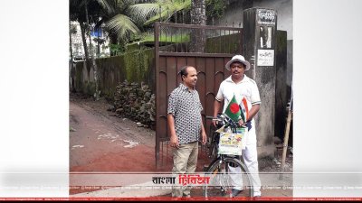 জীবনানন্দ দাসের বাড়ির সামনে কৃষ্ণেন্দু