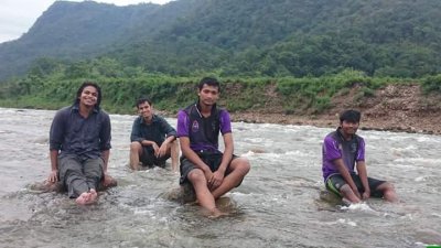 তিন বন্ধুর সঙ্গে  ইফতেখার উল আলম আবীর