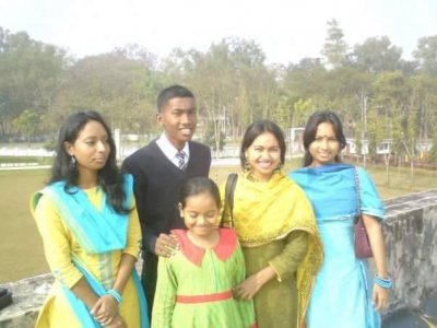 চার বোনের সঙ্গে  ইফতেখার উল আলম আবীর