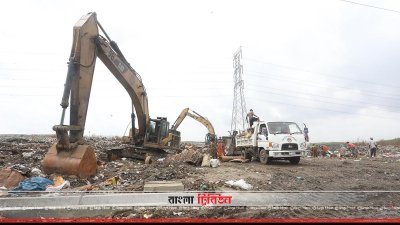 ময়লা সরানোর কাজ চলছে