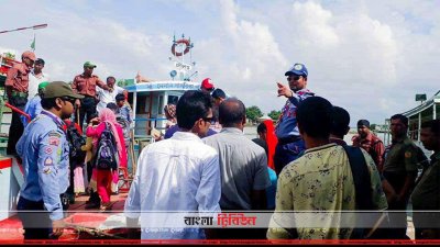 দৌলতদিয়া ঘাটে দীর্ঘ যানজটের কারণে যাত্রীরা লঞ্চ ও স্টিমারে পার হচ্ছে
