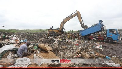 ল্যান্ডফিলে বর্জ্য ফেলছে ময়লার গাড়ি