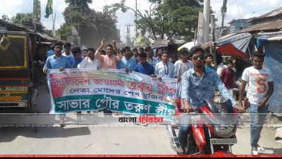 মাঝখানে খয়েরি পাঞ্জাবি পড়ে হাততালি দিচ্ছে মঞ্জু 