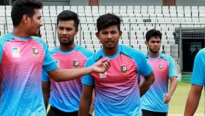 সোমবার বাংলাদেশ দলের অনুশীলনে মোসাদ্দেক হোসেন (মাঝে)