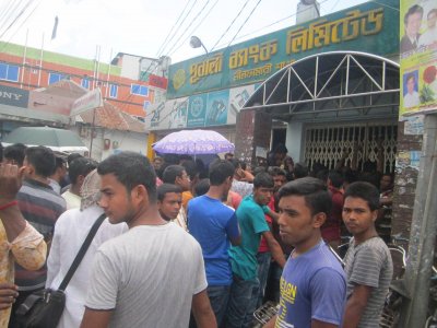 ব্যাংকের সামনে ছিল উপচে পড়া ভিড়