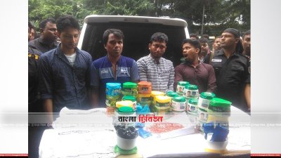 ইয়াবার পার্সেল নিতে আসা চারজন