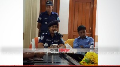 নতুন কর্মস্থলে যোগদানের পর এক বৈঠকে কথা বলছেন এসপি শামসুন্নাহার