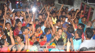 &lsquo;অস্ত্রসহ&rsquo; একজনকে আটকের ঘটনায় থানা ঘেরাও, পুলিশের লাঠিচার্জ